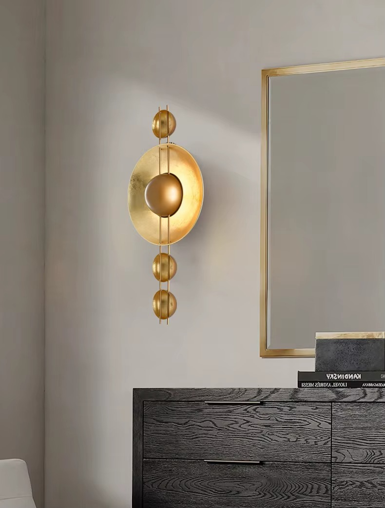 Wandleuchte in Goldoptik mit runder Metallscheibe und 3 Lichtpunkten