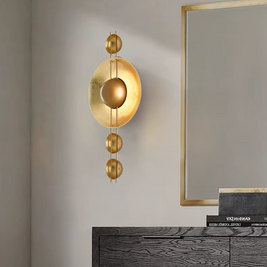 Wandleuchte in Goldoptik mit runder Metallscheibe und 3 Lichtpunkten